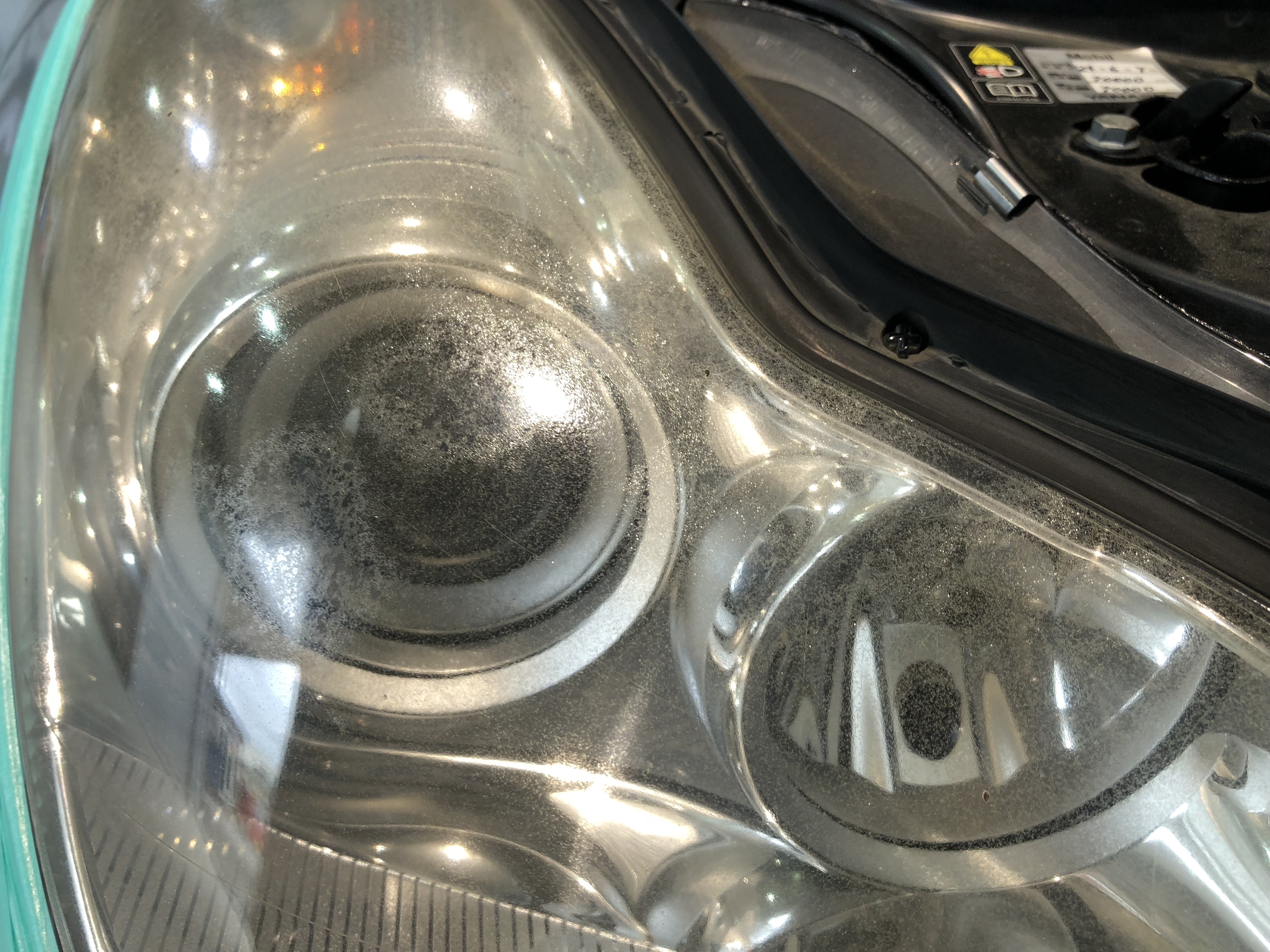 輸入車のカサカサヘッドライト 黄ばみ 研磨で復元 メルセデスベンツ Cls 宮崎のカーコーティング専門店