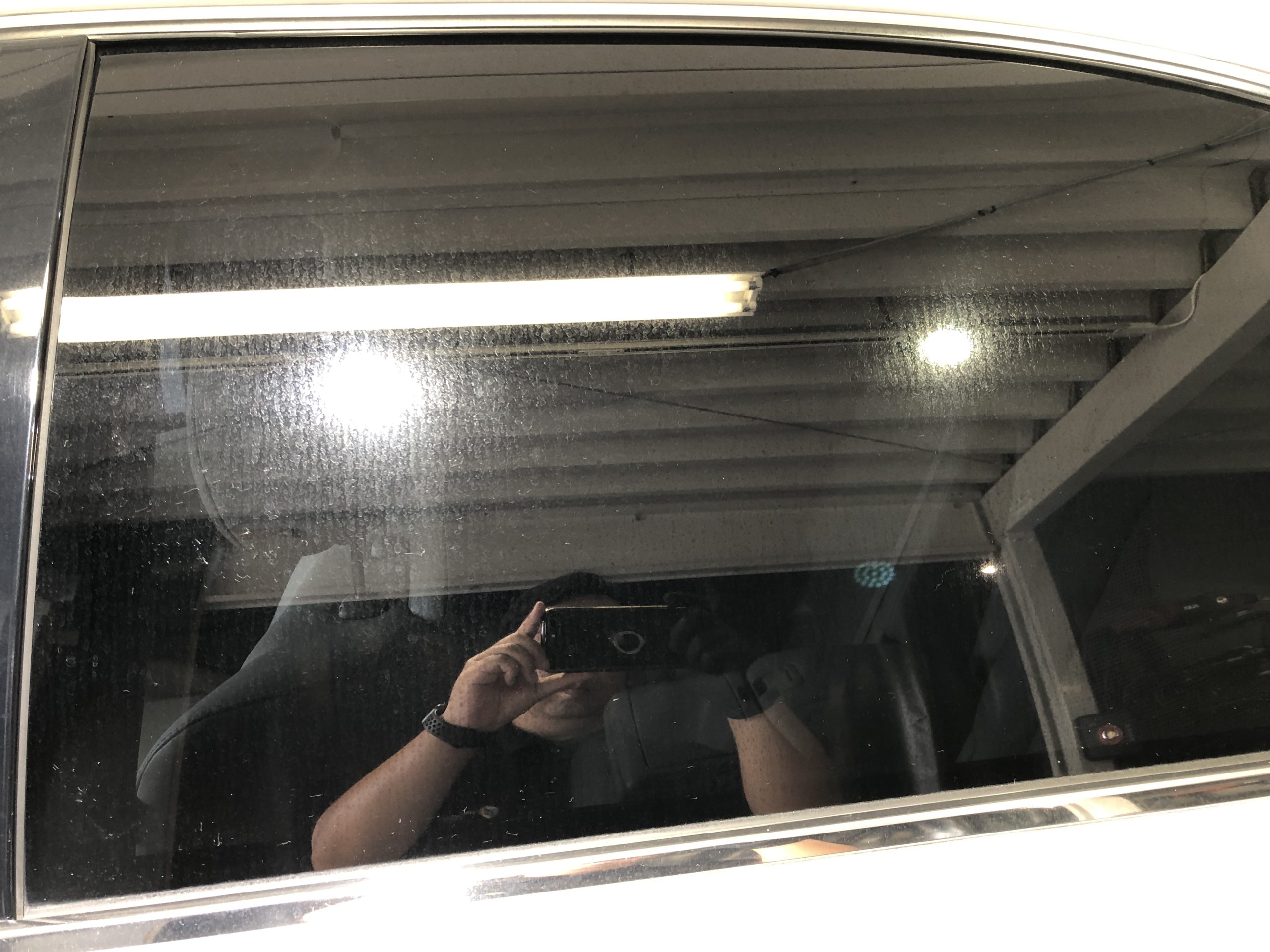車の窓にウロコ状のシミが付く原因は何と思いますか 正しいお手入れ方法で解決します 宮崎のカーコーティング専門店
