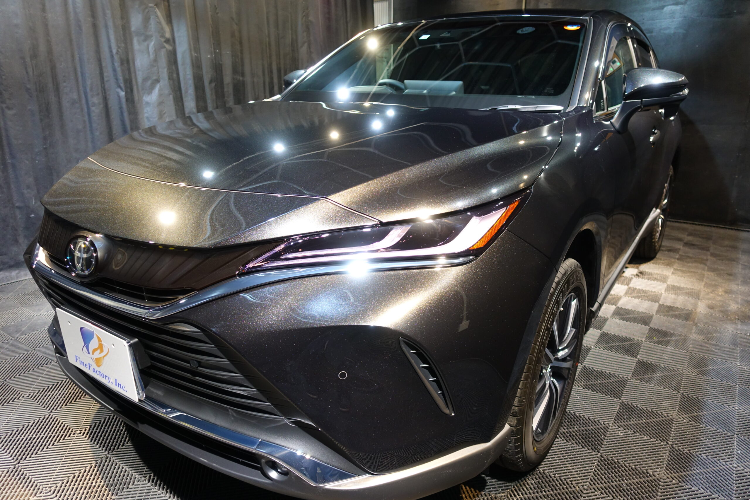新型ハリアー】新車 プレシャスブラックパールにガラスコーティング