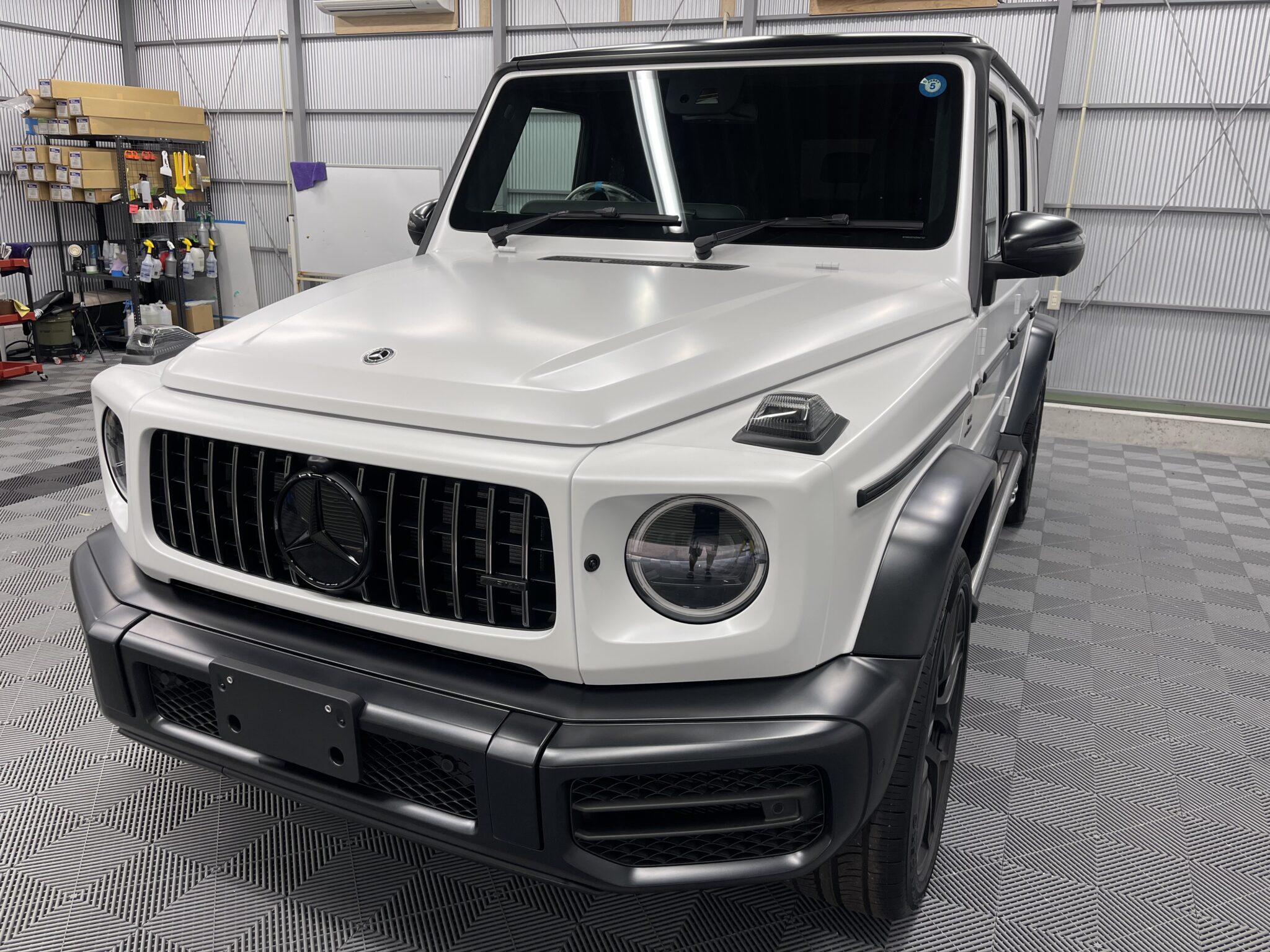 【メルセデスベンツ G63 ゲレンデ】白のマット塗装へマット専用セラミックコーティングを施行 – 宮崎のカーコーティング専門店