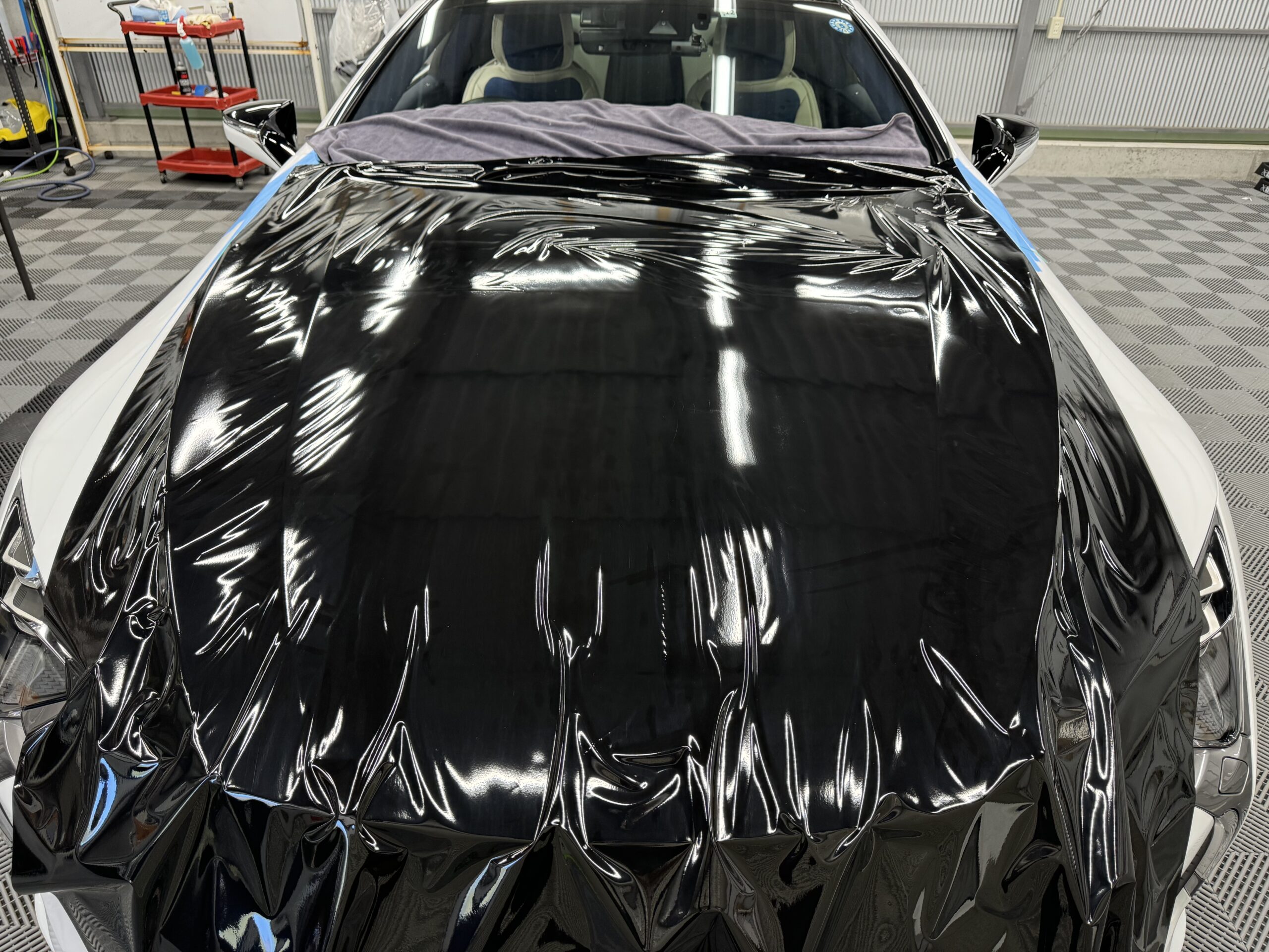 レクサス LC】ボンネットにカーラッピングでガラッと印象が変化